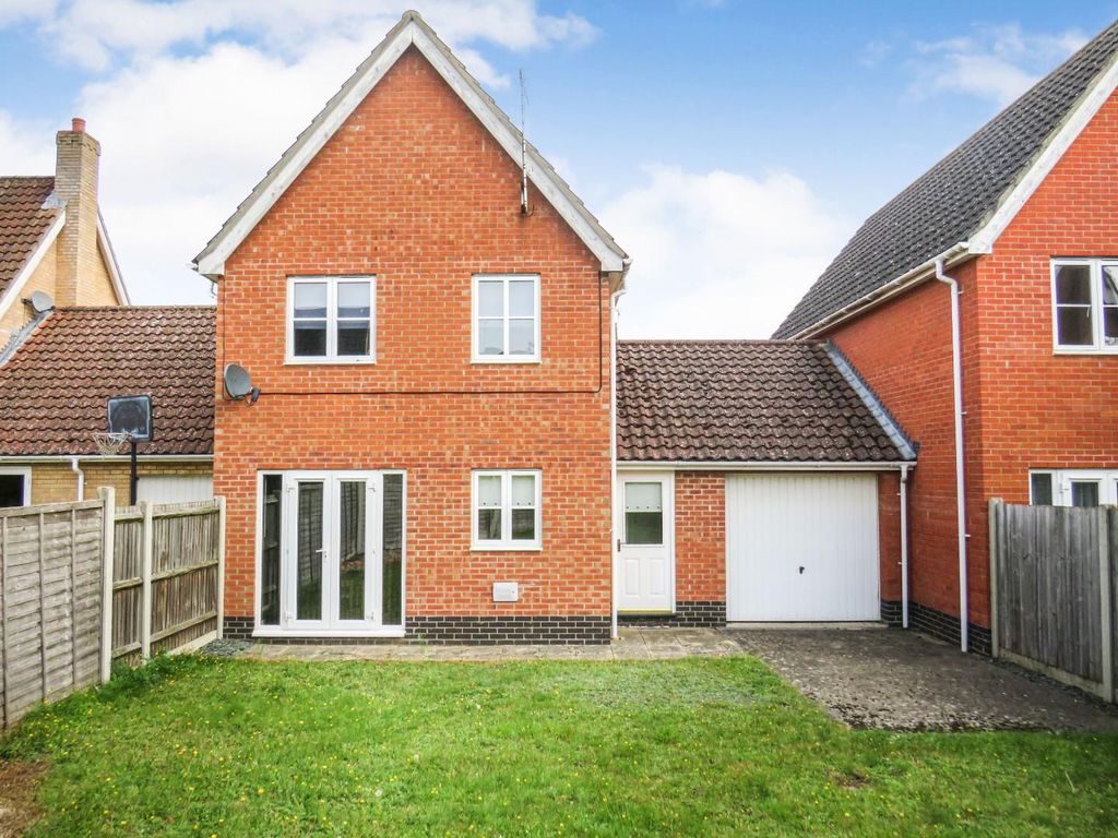 3 bed link-detached house for sale in Pennycress Drive, Thetford IP24, £250,000