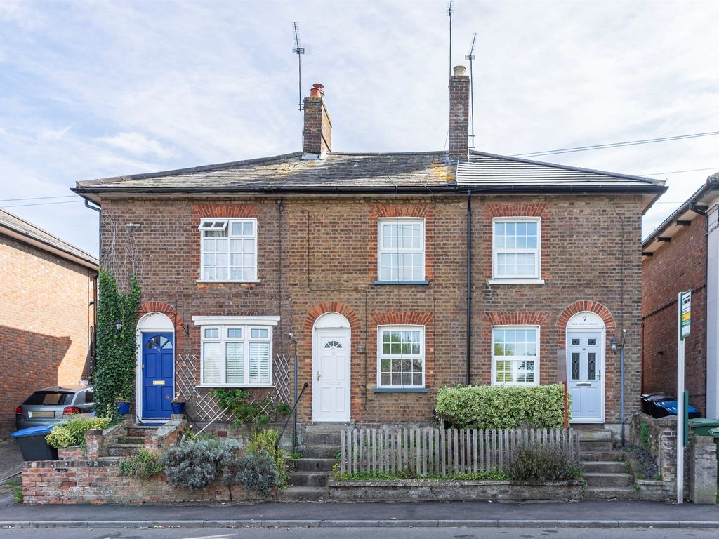 2 bed cottage for sale in New Mill Terrace, Tring HP23, £300,000
