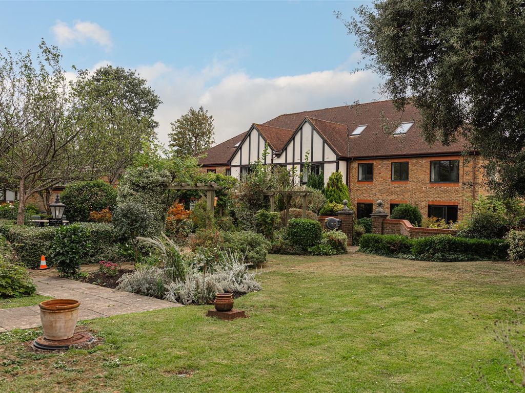 2 bed flat for sale in Wray Park Road, Reigate RH2, £200,000