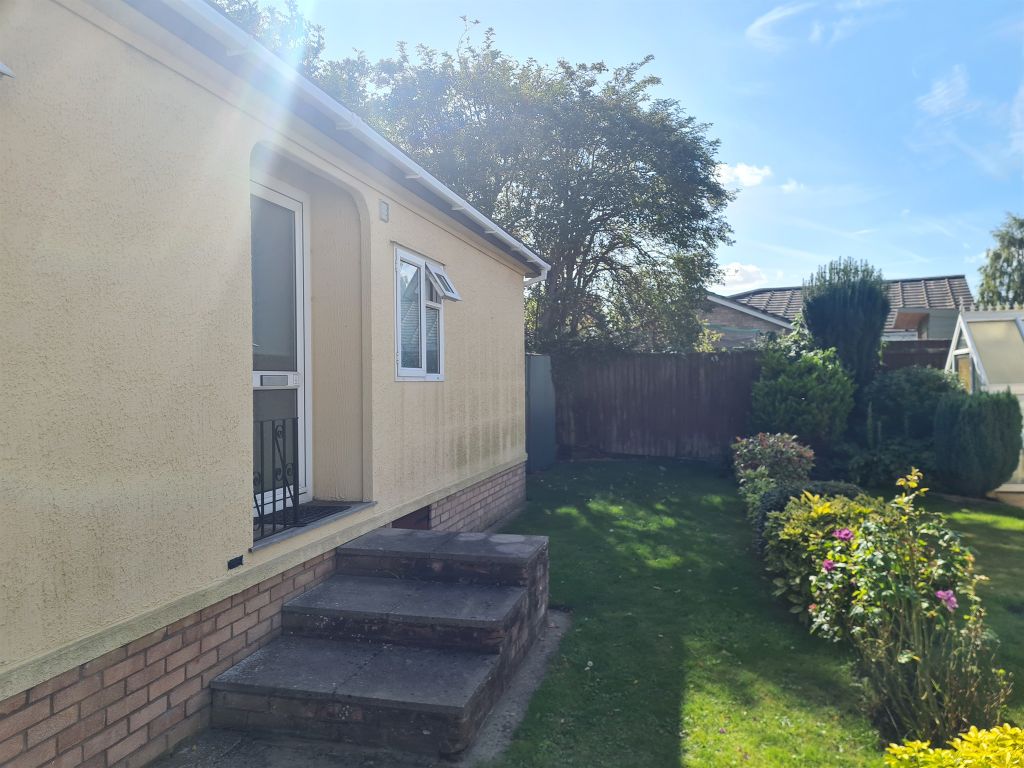 2 bed mobile/park home for sale in New Orchard Park, Littleport, Ely CB6, £100,000