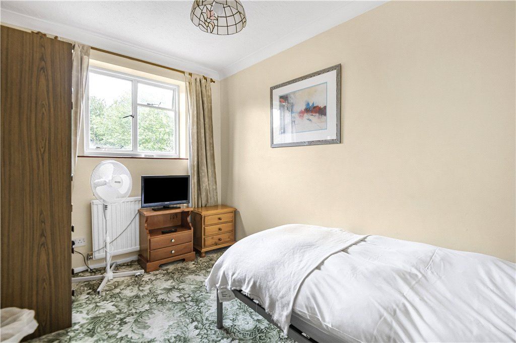 3 bed flat for sale in High Street, Bramley, Guildford, Surrey GU5, £295,000