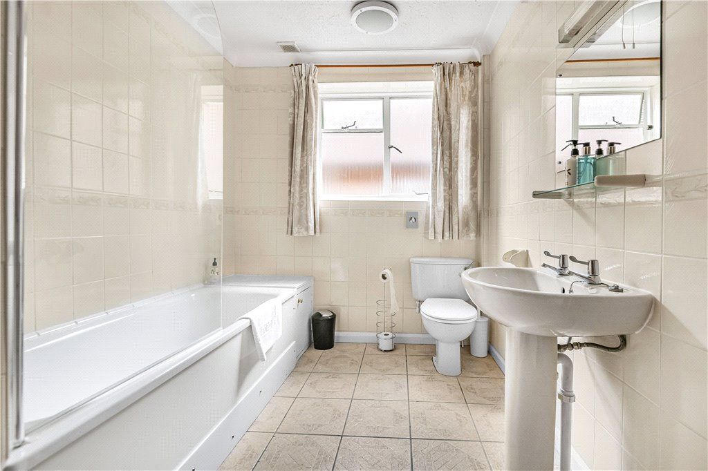 3 bed flat for sale in High Street, Bramley, Guildford, Surrey GU5, £295,000
