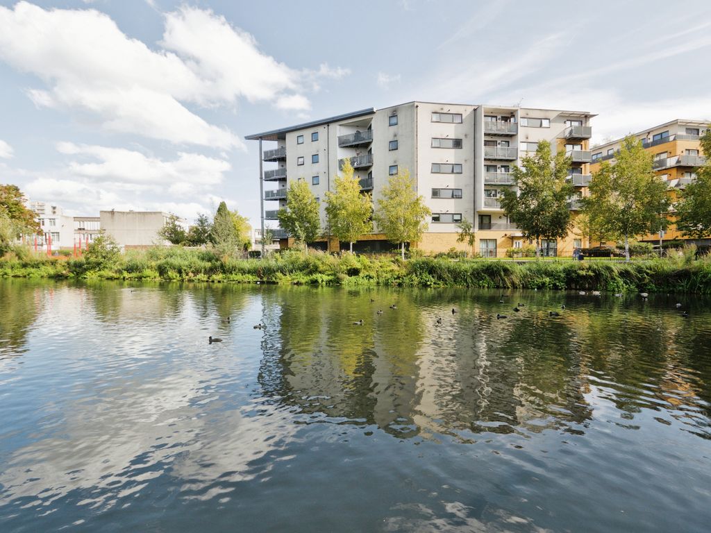 2 bed flat for sale in Southmere Drive, London SE2, £285,000