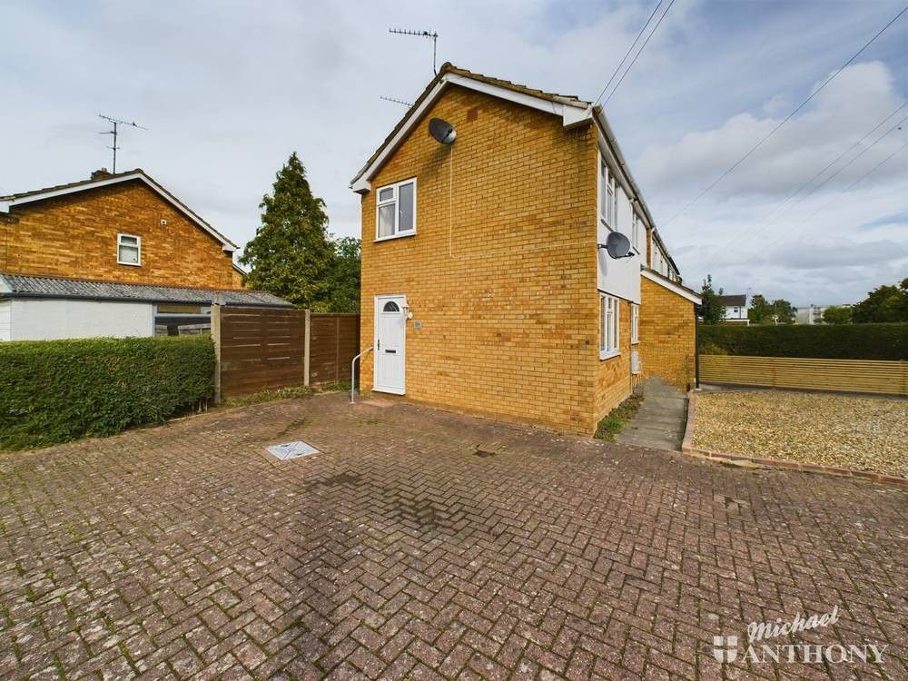1 bed maisonette for sale in Priory Crescent, Aylesbury HP19, £150,000