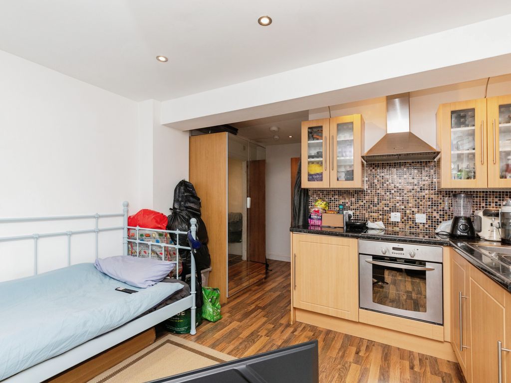 Studio for sale in 14 Southleigh Road Flat 3A Basement, Bristol BS8, £235,000