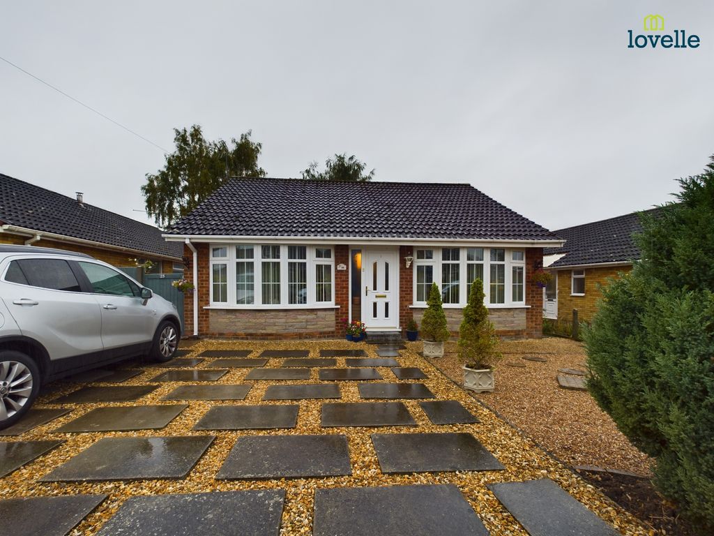 3 bed detached bungalow for sale in Dovecote, Middle Rasen LN8, £280,000