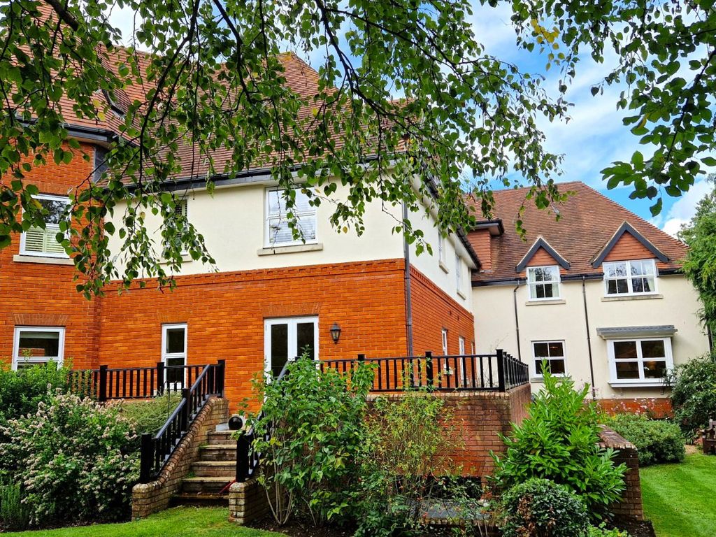1 bed flat for sale in London Road, Sunningdale, Ascot, Berkshire SL5, £335,000