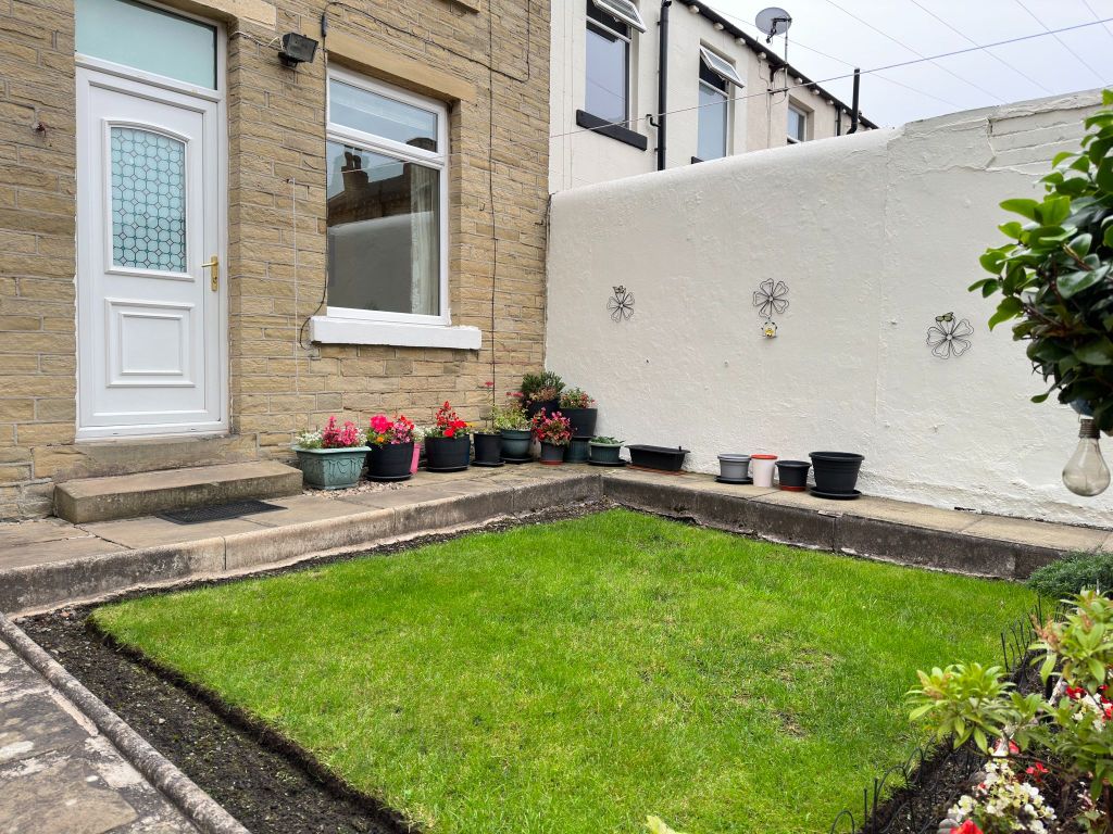 2 bed terraced house for sale in Bradford Road, Bailiff Bridge, Brighouse HD6, £135,000