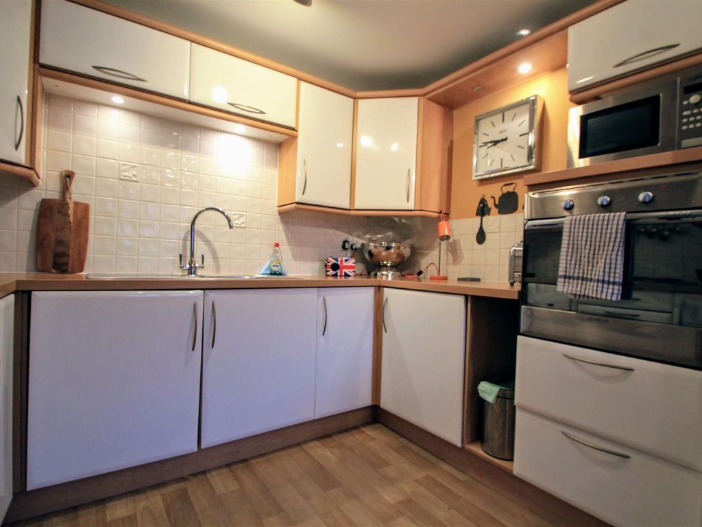2 bed flat for sale in Rimini House, Ffordd Garthorne, Cardiff CF10, £190,000