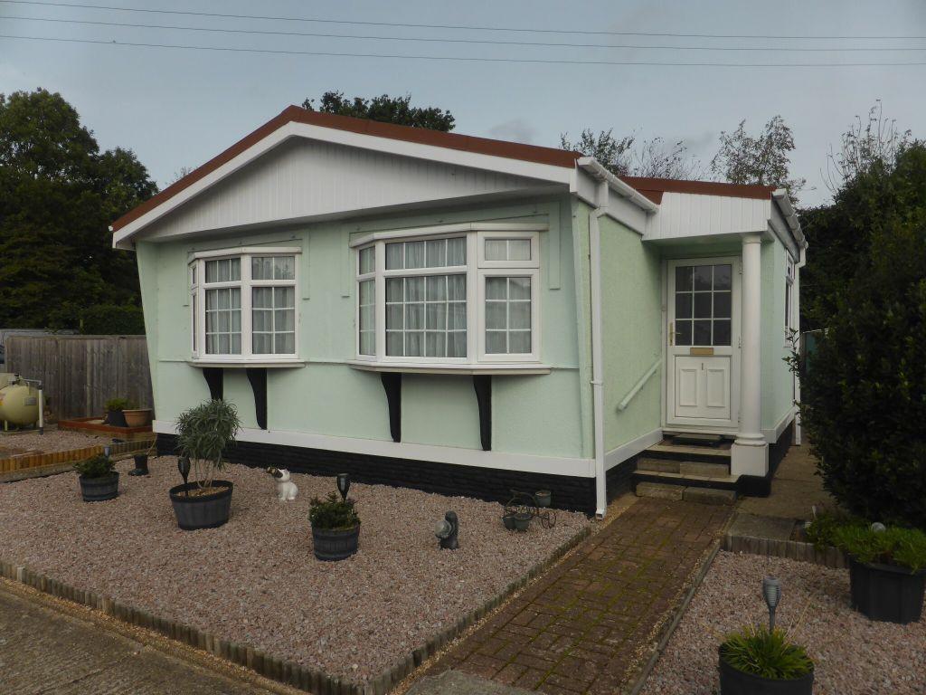 2 bed mobile/park home for sale in Stirling Avenue, Upper Halliford Road, Shepperton TW17, £199,950