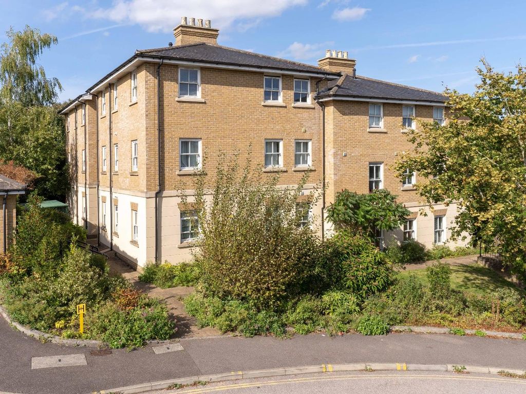 2 bed flat for sale in North Road, Hertford SG14, £150,000