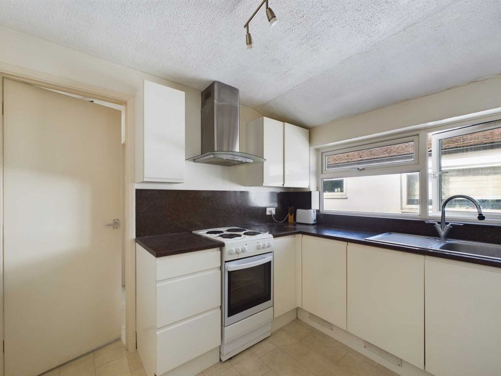 1 bed flat for sale in Glenview Gardens, Boxmoor HP1, £250,000