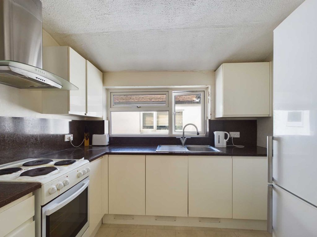 1 bed flat for sale in Glenview Gardens, Boxmoor HP1, £250,000