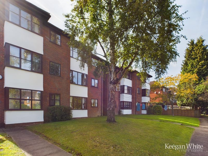 1 bed flat for sale in Fryers Court, Fryers Lane, High Wycombe HP12, £140,000