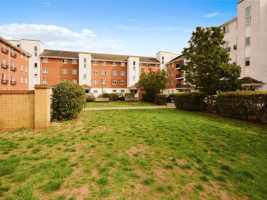 2 bed flat for sale in Chantry Close, London SE2, £270,000
