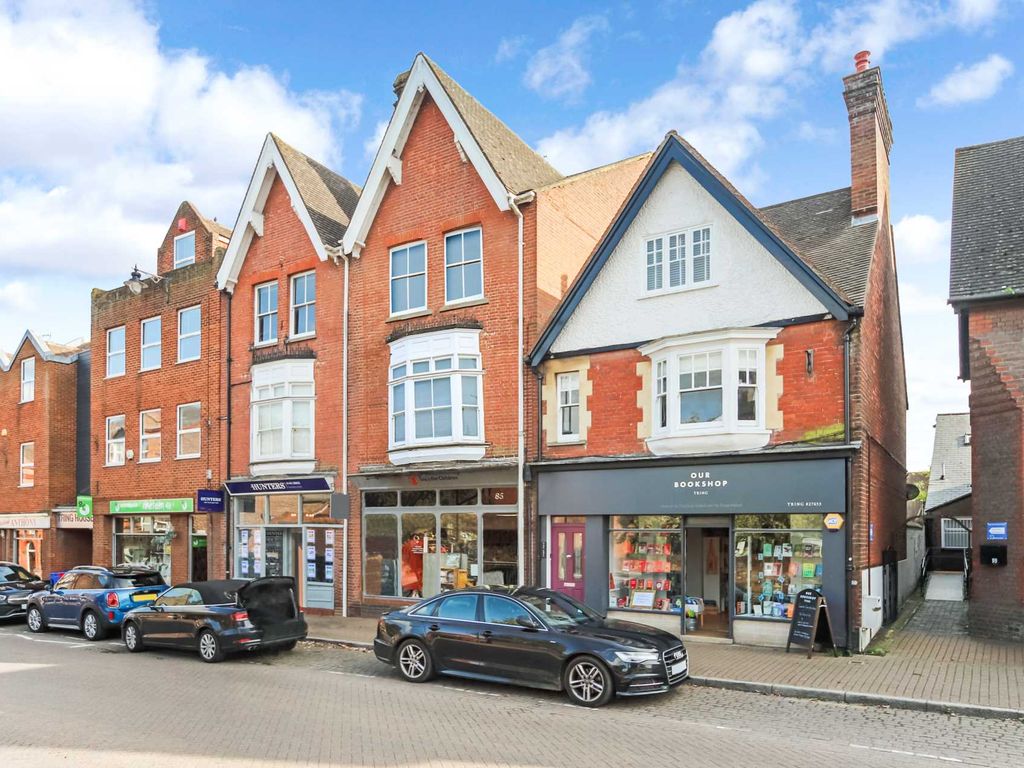 1 bed flat for sale in Glovers Lane, Tring HP23, £335,000
