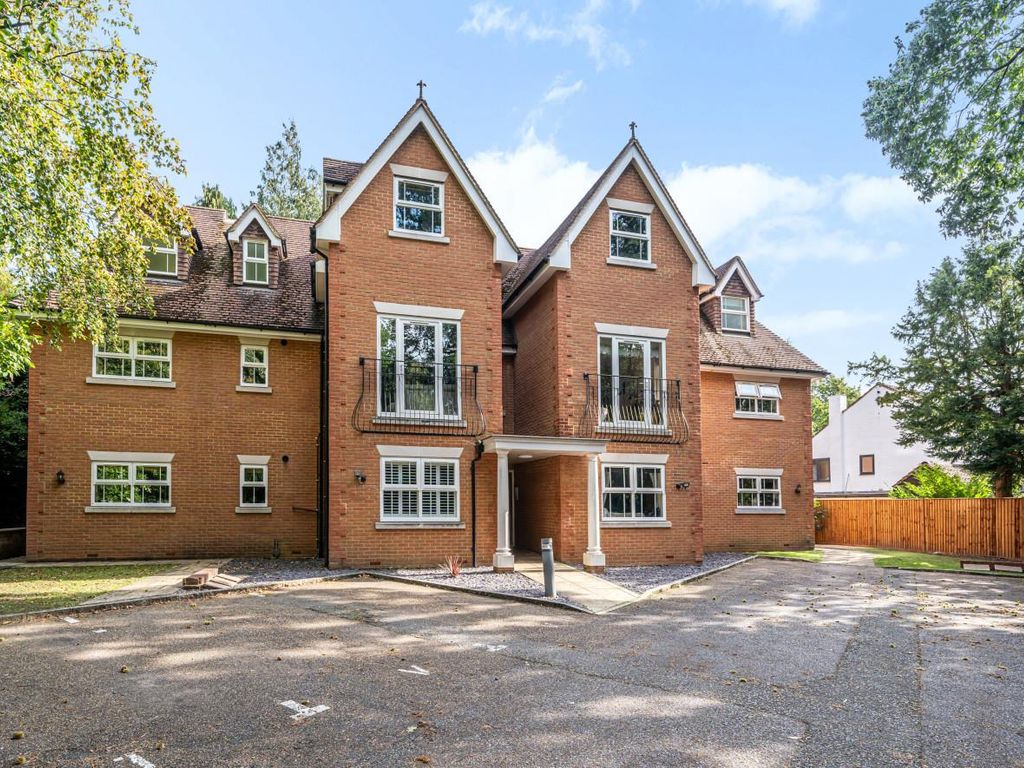 2 bed flat for sale in Portsmouth Road, Camberley GU15, £280,000