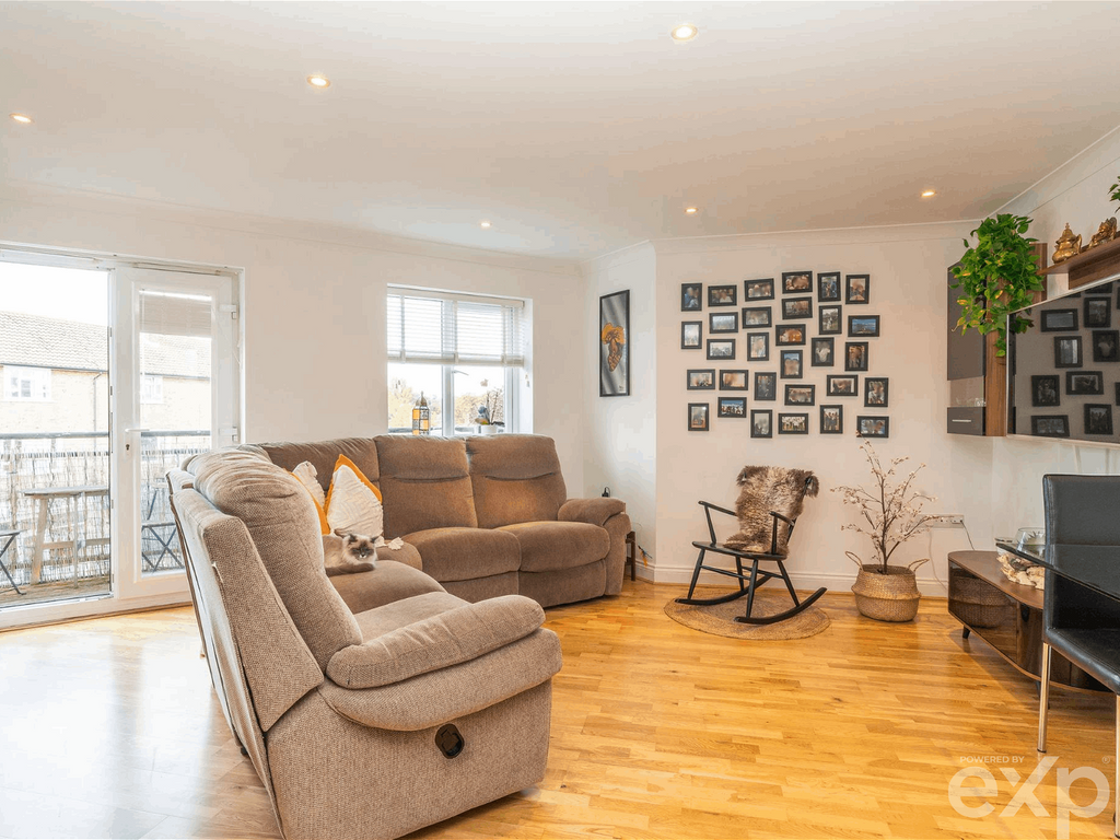 2 bed flat for sale in Croxdale Road, Borehamwood WD6, £325,000