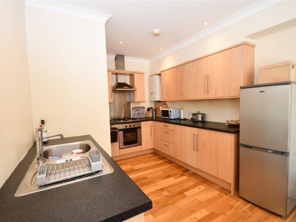 1 bed flat for sale in High Street, Billingshurst RH14, £249,950