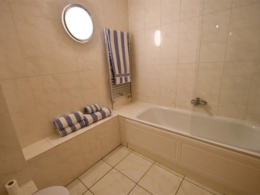 1 bed flat for sale in High Street, Billingshurst RH14, £249,950