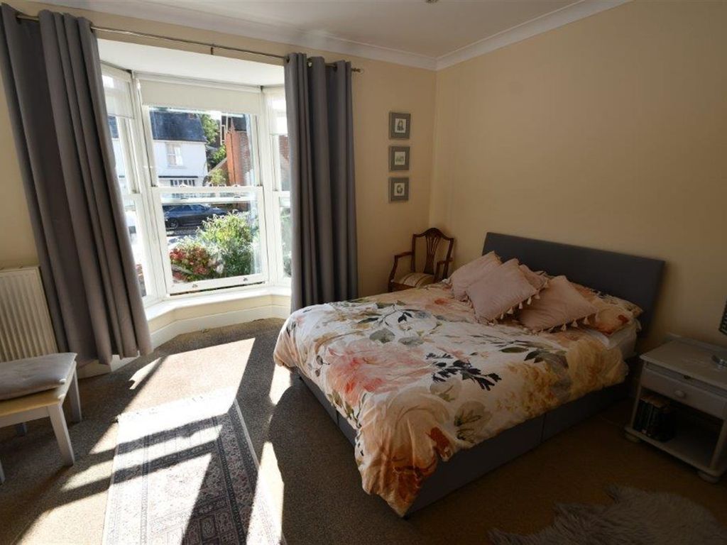 1 bed flat for sale in High Street, Billingshurst RH14, £249,950
