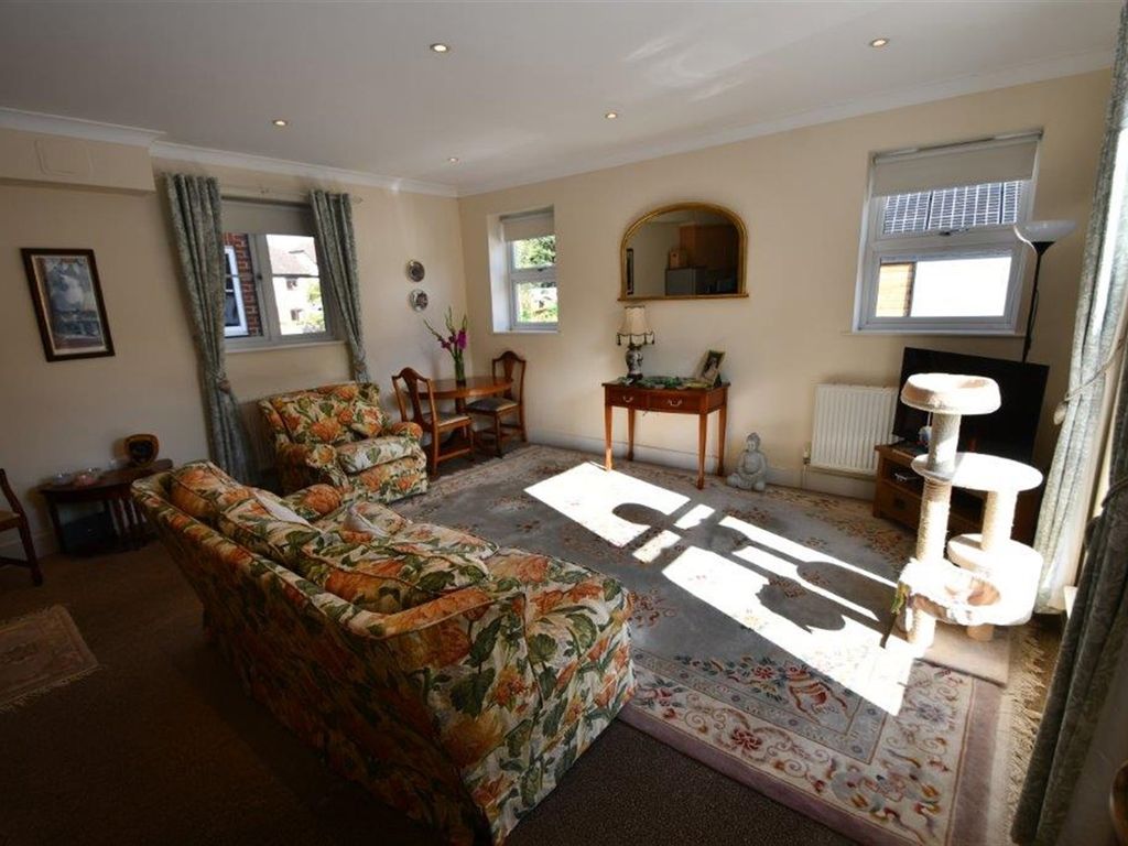 1 bed flat for sale in High Street, Billingshurst RH14, £249,950