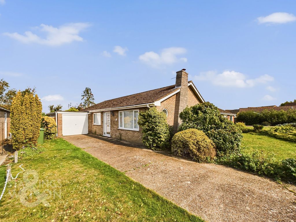 3 bed detached bungalow for sale in Field House Gardens, Diss IP22, £325,000
