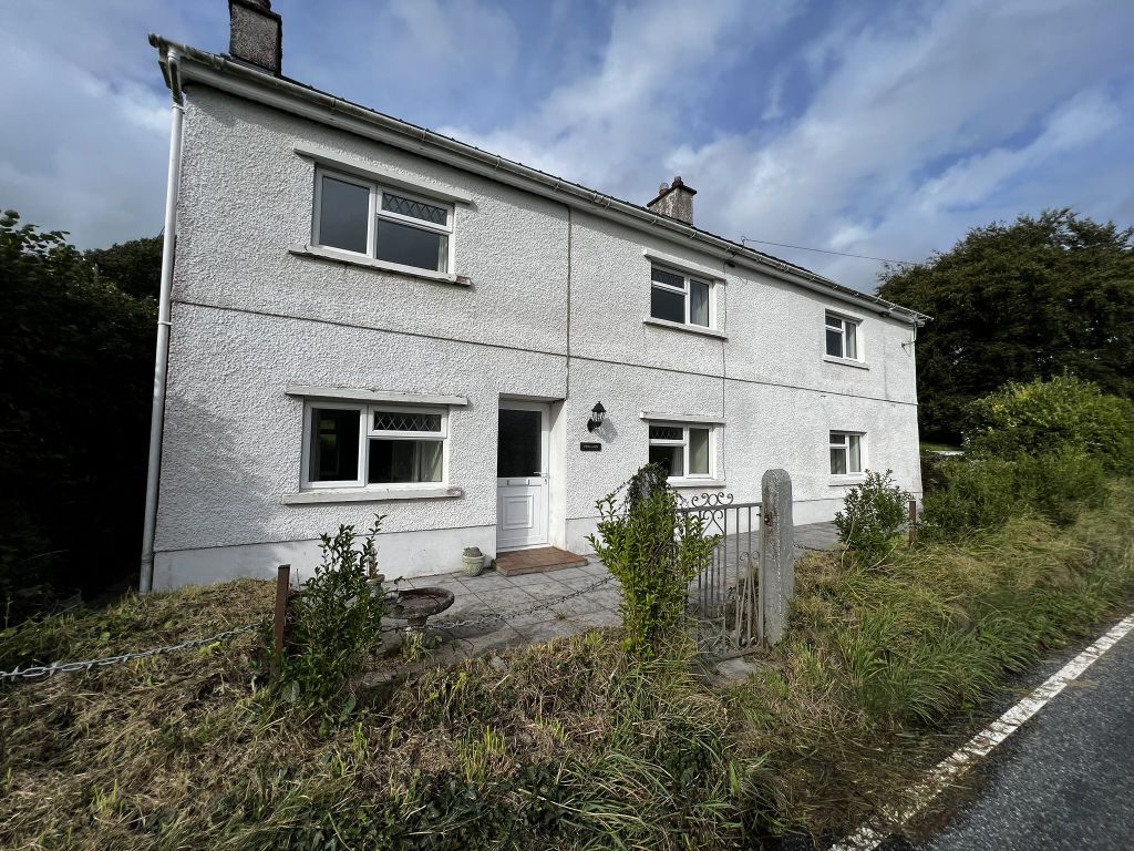 3 bed detached house for sale in Llanwnnen, Lampeter SA48, £295,000
