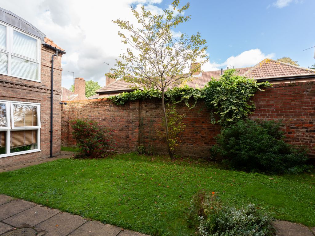 2 bed flat for sale in Bootham Row, York, North Yorkshire YO30, £285,000