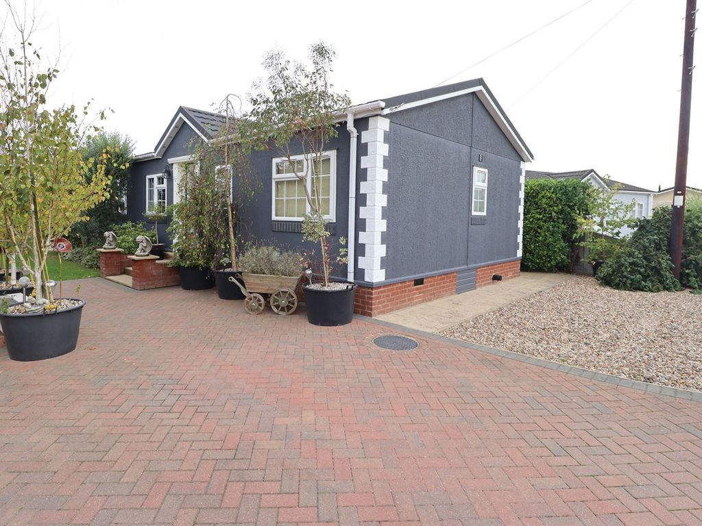 2 bed mobile/park home for sale in Hawk Hill, Battlesbridge, Wickford SS11, £269,500