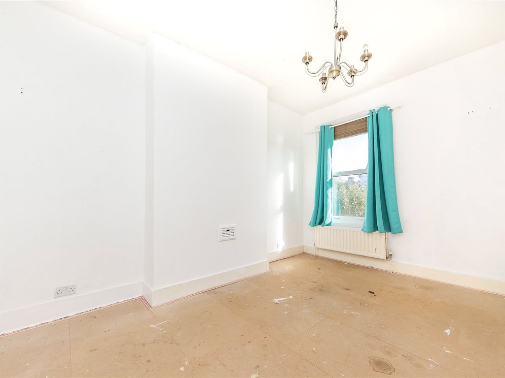 2 bed flat for sale in Westmount Road, Eltham SE9, £240,000