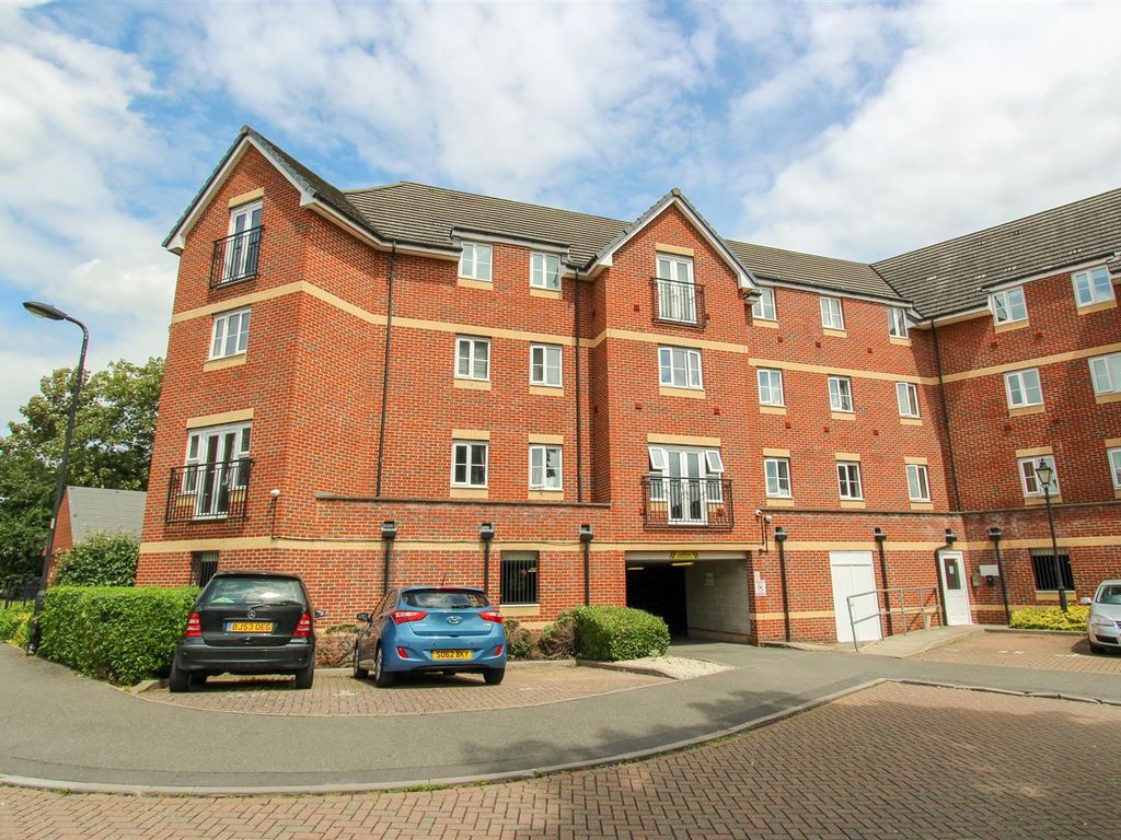 2 bed flat for sale in Eaton Avenue, Slough SL1, £300,000