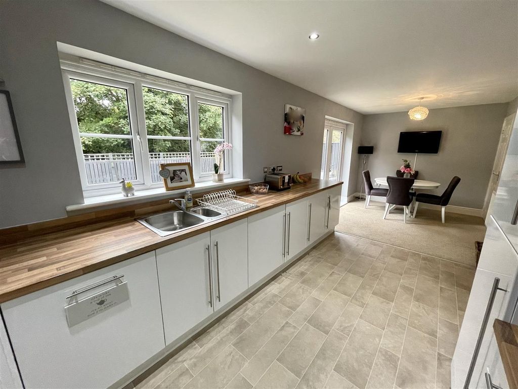 4 bed property for sale in Greener Drive, Darlington DL1, £280,000