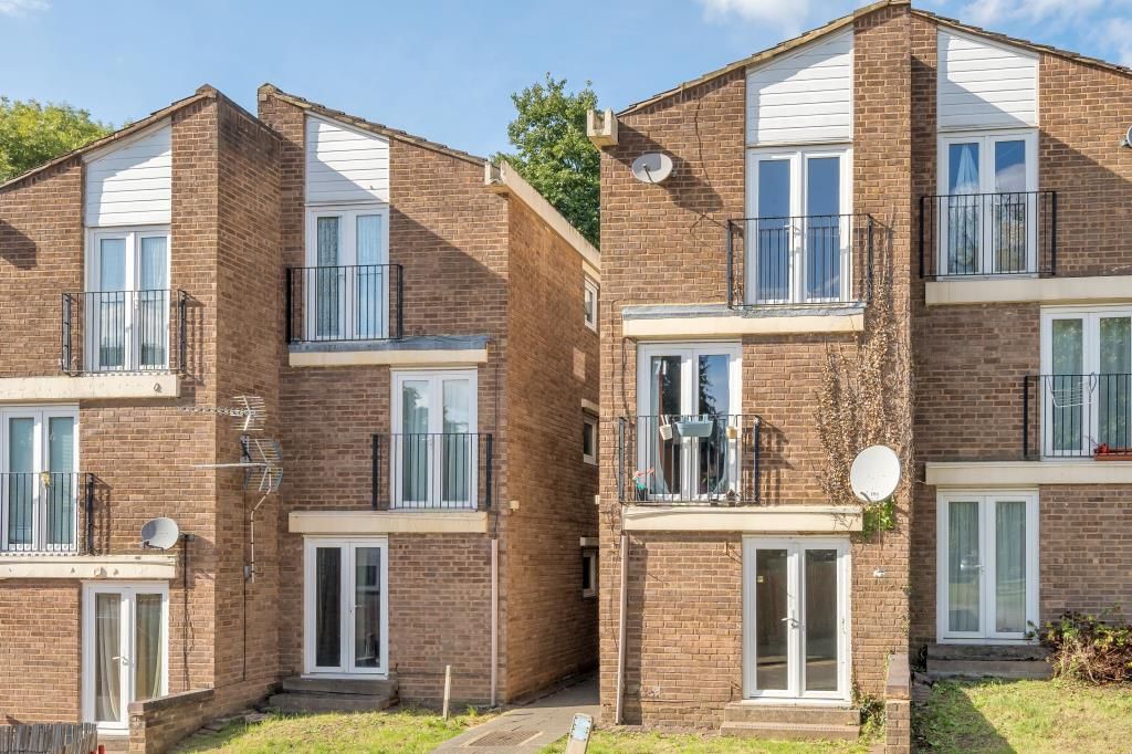 2 bed flat for sale in Edgware, Middlesex HA8, £280,000