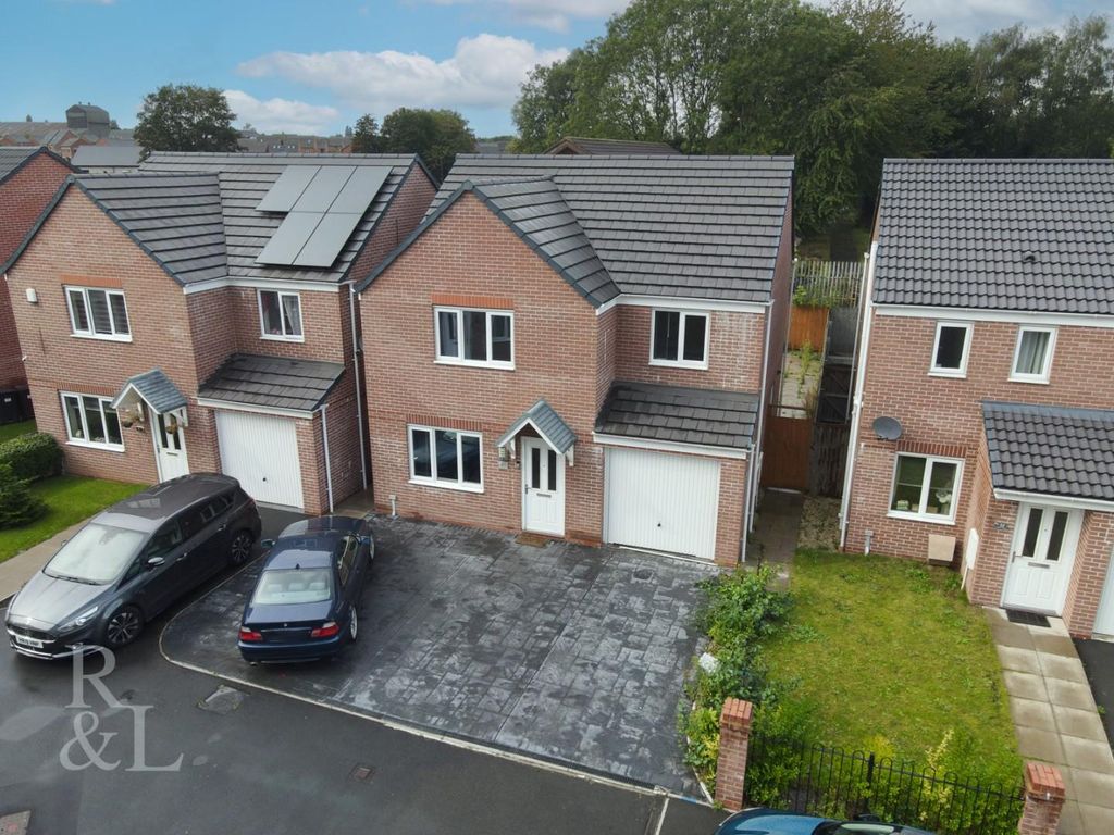 4 bed detached house for sale in Tangmere Road, Wolverhampton WV2, £300,000
