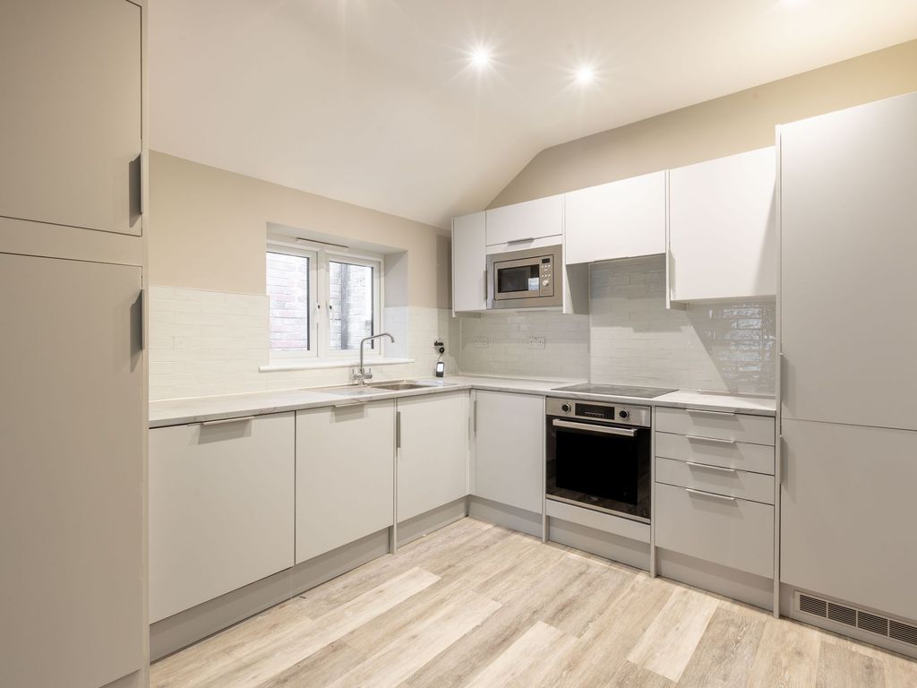1 bed flat for sale in High Street, Sutton SM1, £230,000