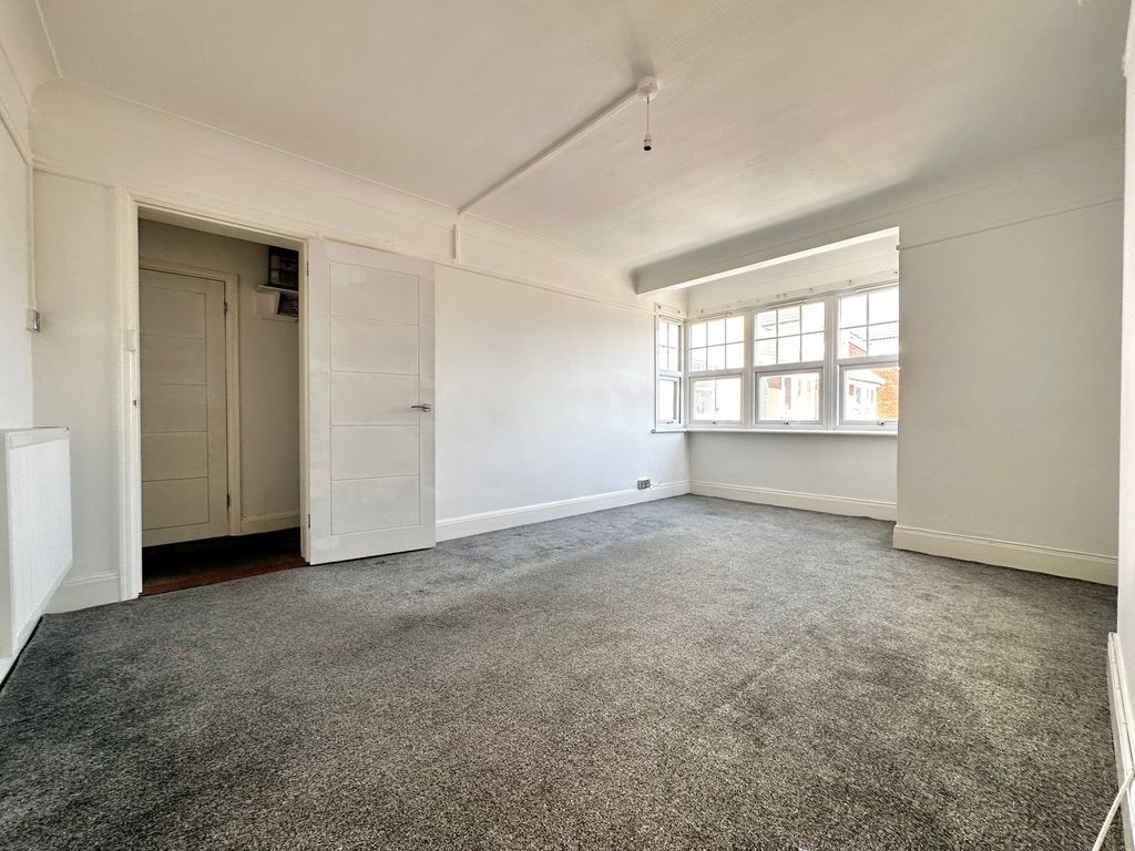 2 bed flat for sale in Highland Road, Southsea PO4, £130,000