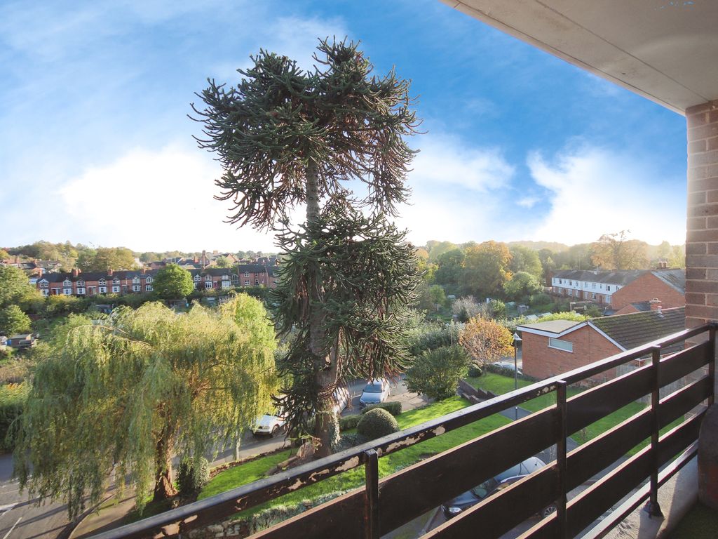 2 bed flat for sale in Alpine Court, Kenilworth CV8, £210,000