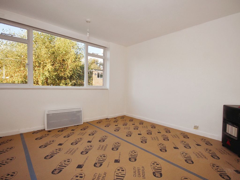 2 bed flat for sale in Alpine Court, Kenilworth CV8, £210,000