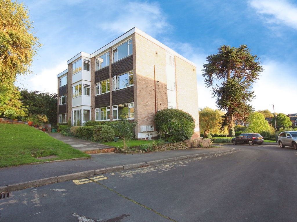 2 bed flat for sale in Alpine Court, Kenilworth CV8, £210,000