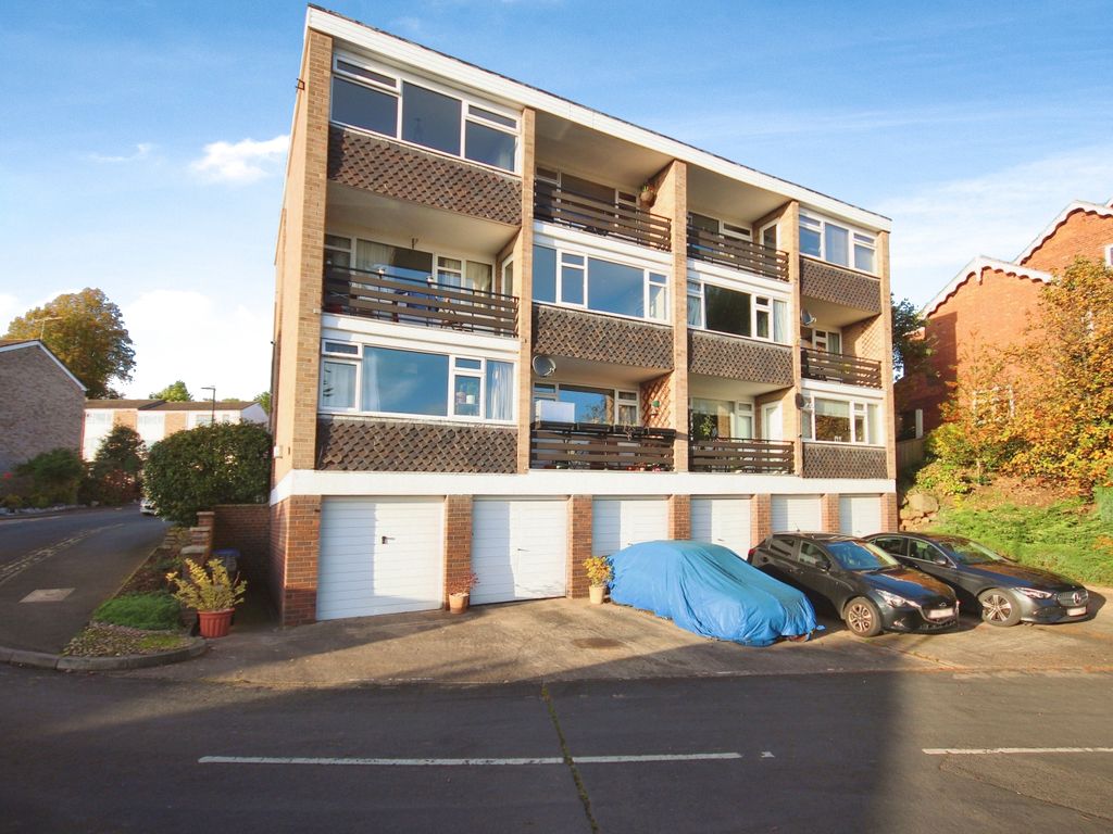 2 bed flat for sale in Alpine Court, Kenilworth CV8, £210,000