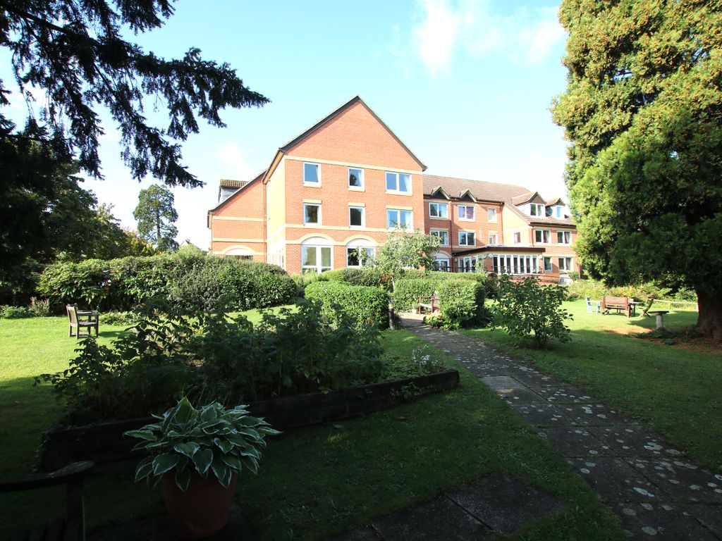 2 bed flat for sale in Croft Court, Braintree Road, Dunmow CM6, £185,000