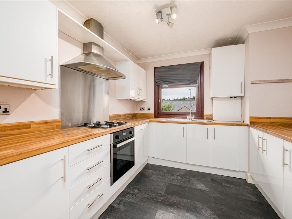 3 bed flat for sale in Heron Rise, Dundee DD4, £150,000