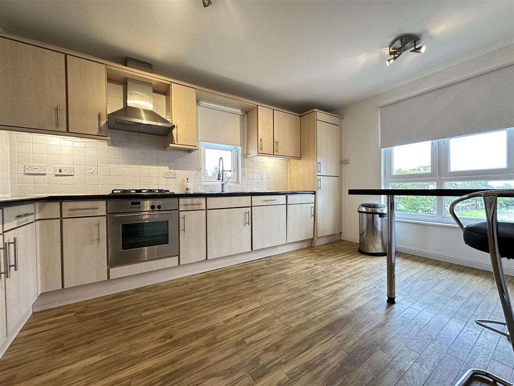 2 bed flat for sale in The Paddock, Hamilton ML3, £214,995