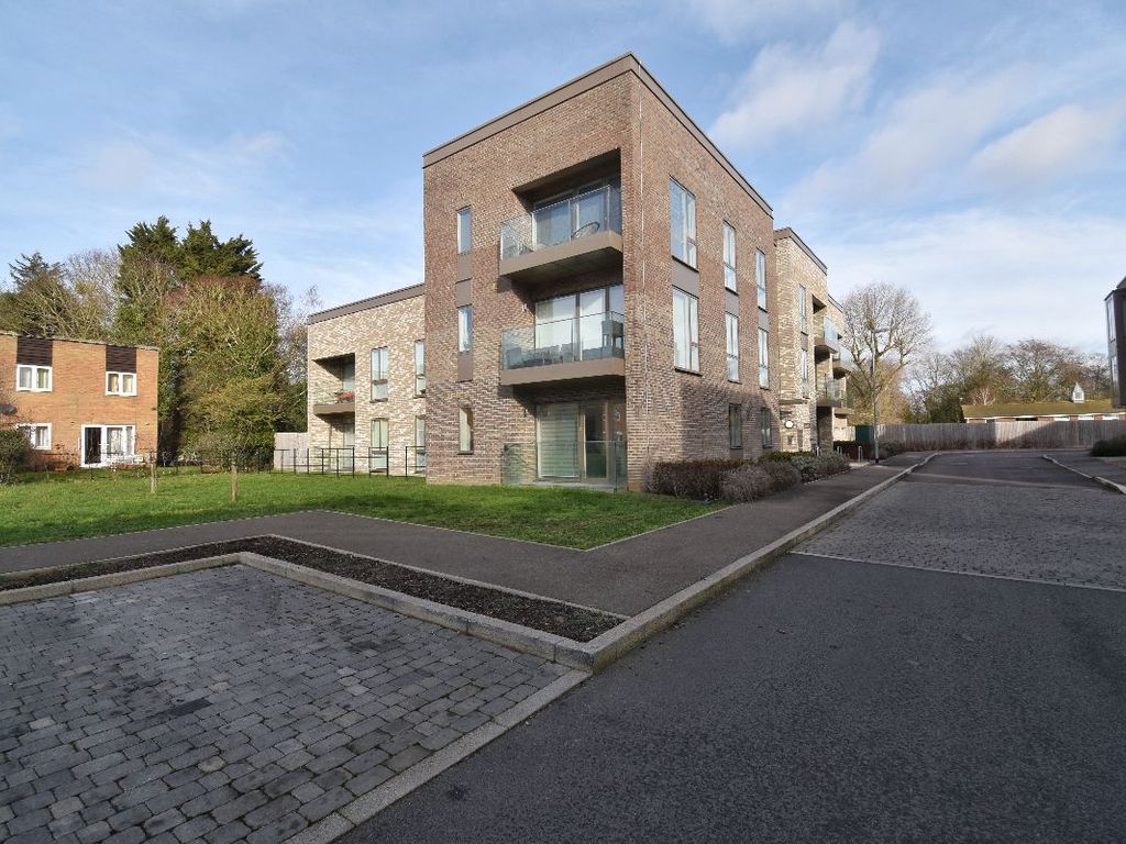 2 bed flat for sale in Musgrave Drive, Cambridge CB2, £120,000