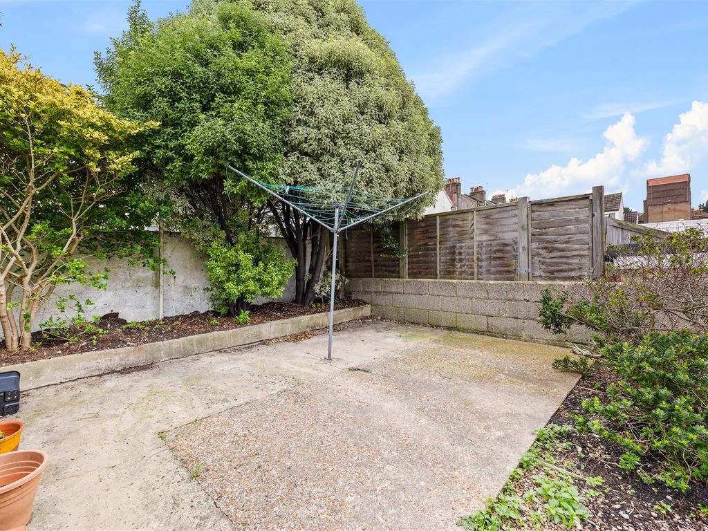 1 bed flat for sale in Whippingham Road, Brighton BN2, £235,000