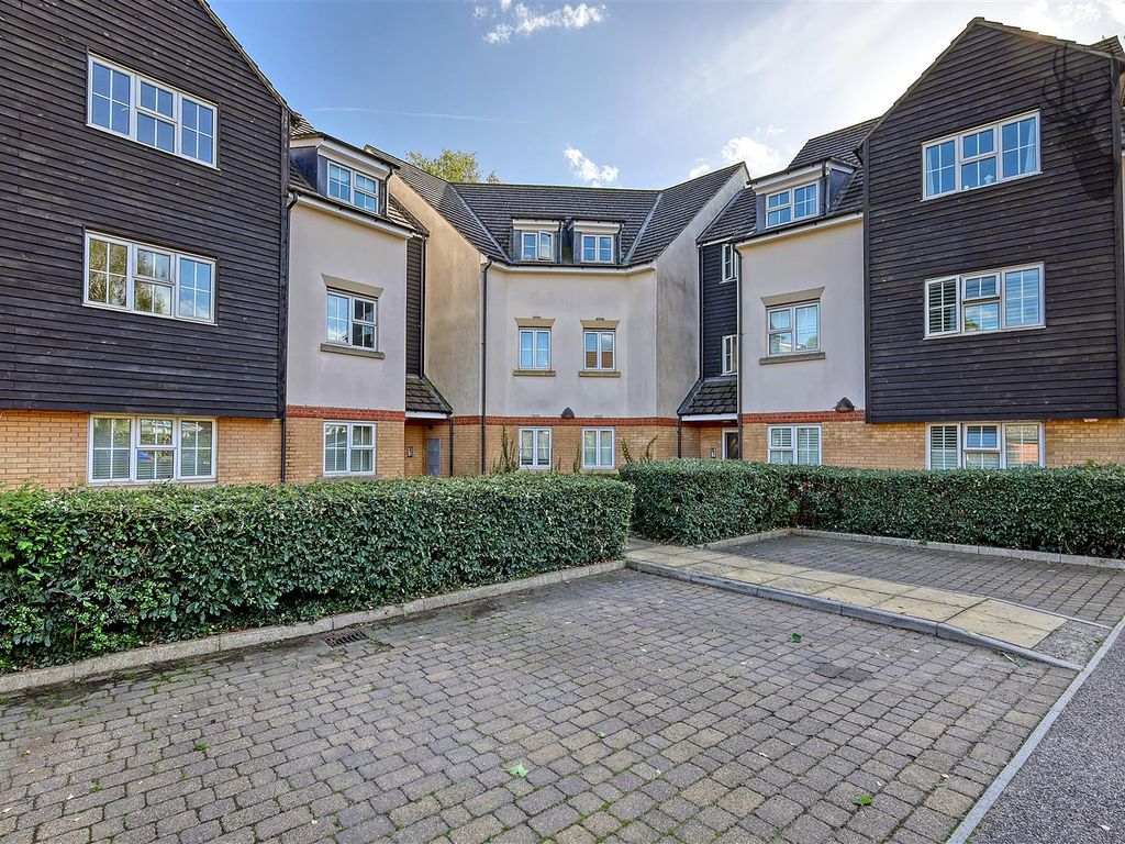 2 bed flat for sale in Retreat Way, Chigwell IG7, £325,000