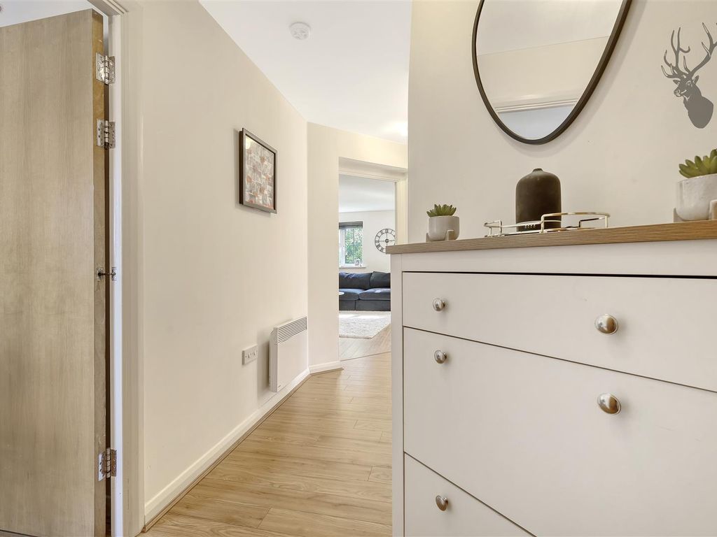 2 bed flat for sale in Retreat Way, Chigwell IG7, £325,000