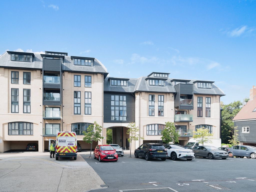 2 bed flat for sale in The Causeway, Chelmsford CM2, £290,000
