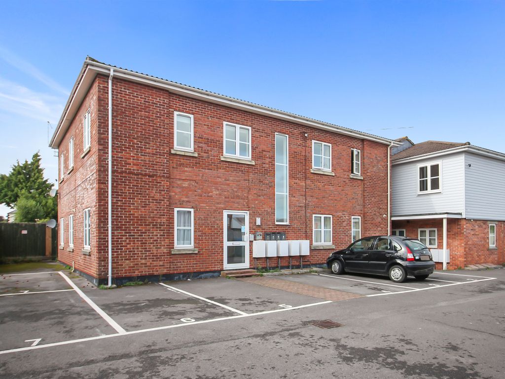 1 bed flat for sale in Woodcock Road, Warminster BA12, £90,000